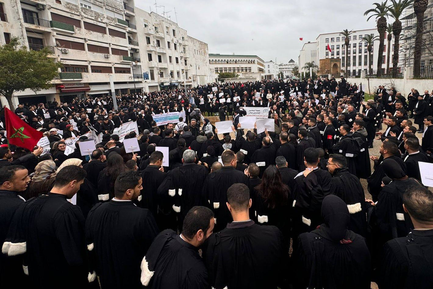Lors d'un sit-in tenu par les avocats devant le Parlement, à Rabat, le 6 février 2026, en protestation contre le projet de loi relatif à la profession.