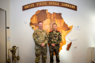 Le général Dagvin R.M. Anderson, commandant du Commandement des États-Unis pour l'Afrique (US AFRICOM), et le général Mohammed Berrid, inspecteur général des FAR et commandant de la zone sud.