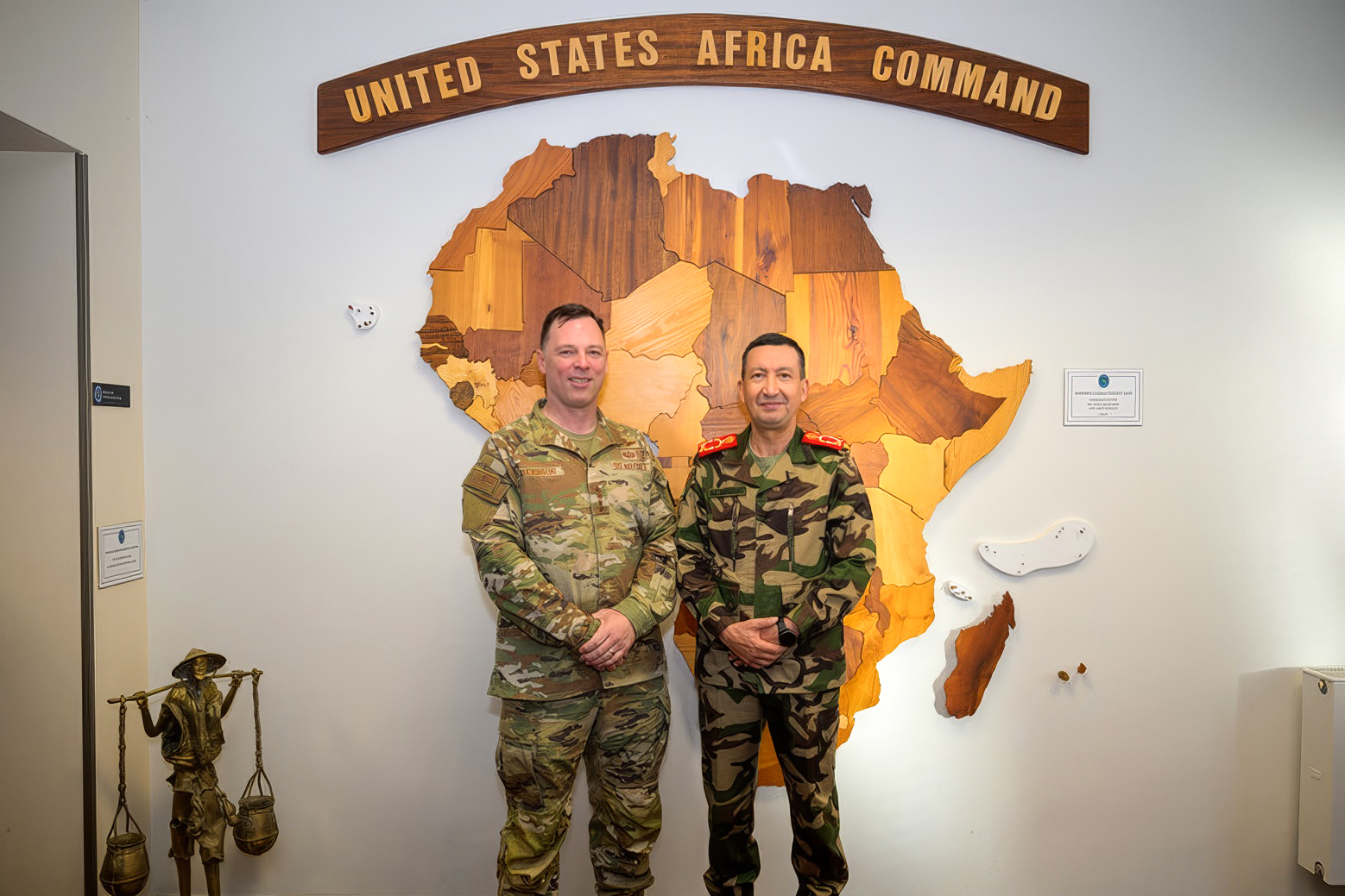 Le général Dagvin R.M. Anderson, commandant du Commandement des États-Unis pour l'Afrique (US AFRICOM), et le général Mohammed Berrid, inspecteur général des FAR et commandant de la zone sud.
