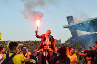 Le président du MAS de Fès porté en triomphe après la sacre de son équipe, championne du Maroc.
