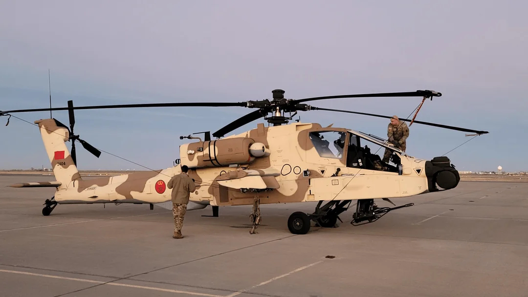 Un hélicoptère Apache des Forces Royales Air.