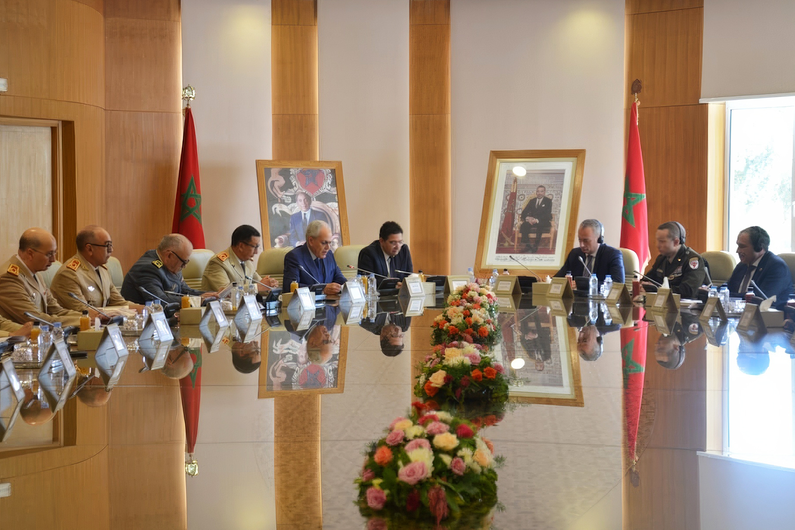 Lors de la signature de l'accord relatif à la participation du Maroc à la Force internationale de stabilisation (ISF) à Gaza, le 15 juillet 2026 à Rabat, en présence de Nasser Bourita, ministre des Affaires étrangères, et de Abdeltif Loudyi, ministre délégué auprès du Chef du gouvernement chargé de l'Administration de la défense nationale.
