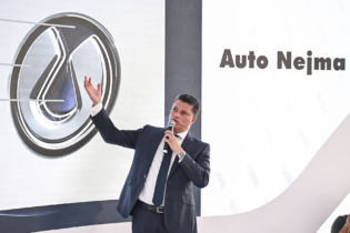 Adil Bennani, directeur général d'Auto Nejma, lors de la conférence de presse annonçant le lancement de la marque Denza au Maroc.