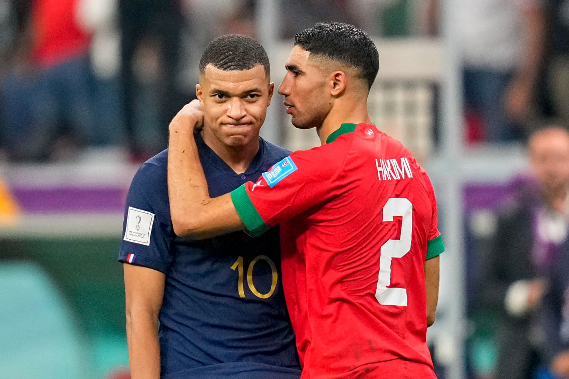 Kylian Mbappé et Achraf Hakimi, lors de la demi-finale du Mondial 2022, opposant les Lions de l'Atlas à l'équipe de France.