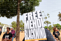 Lors d'une manifestation réclamant la libération d'El Mahdi Lyoubi, de son nom d'artiste Mehdi Black Wind, devant le tribunal de première instance de Aïn Sebaâ, à Casablanca, le 22 juillet 2026.