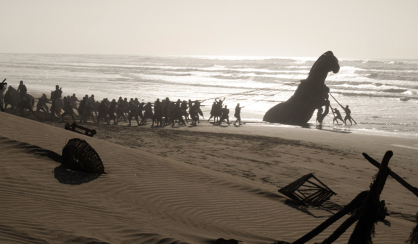 Une scène du film  L'Odyssée , filmée sur une plage d'Essaouira