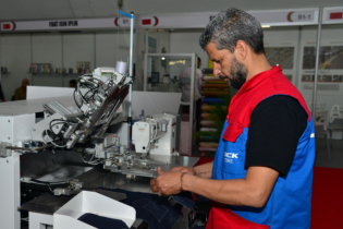 Un machiniste dans l'industrie textile