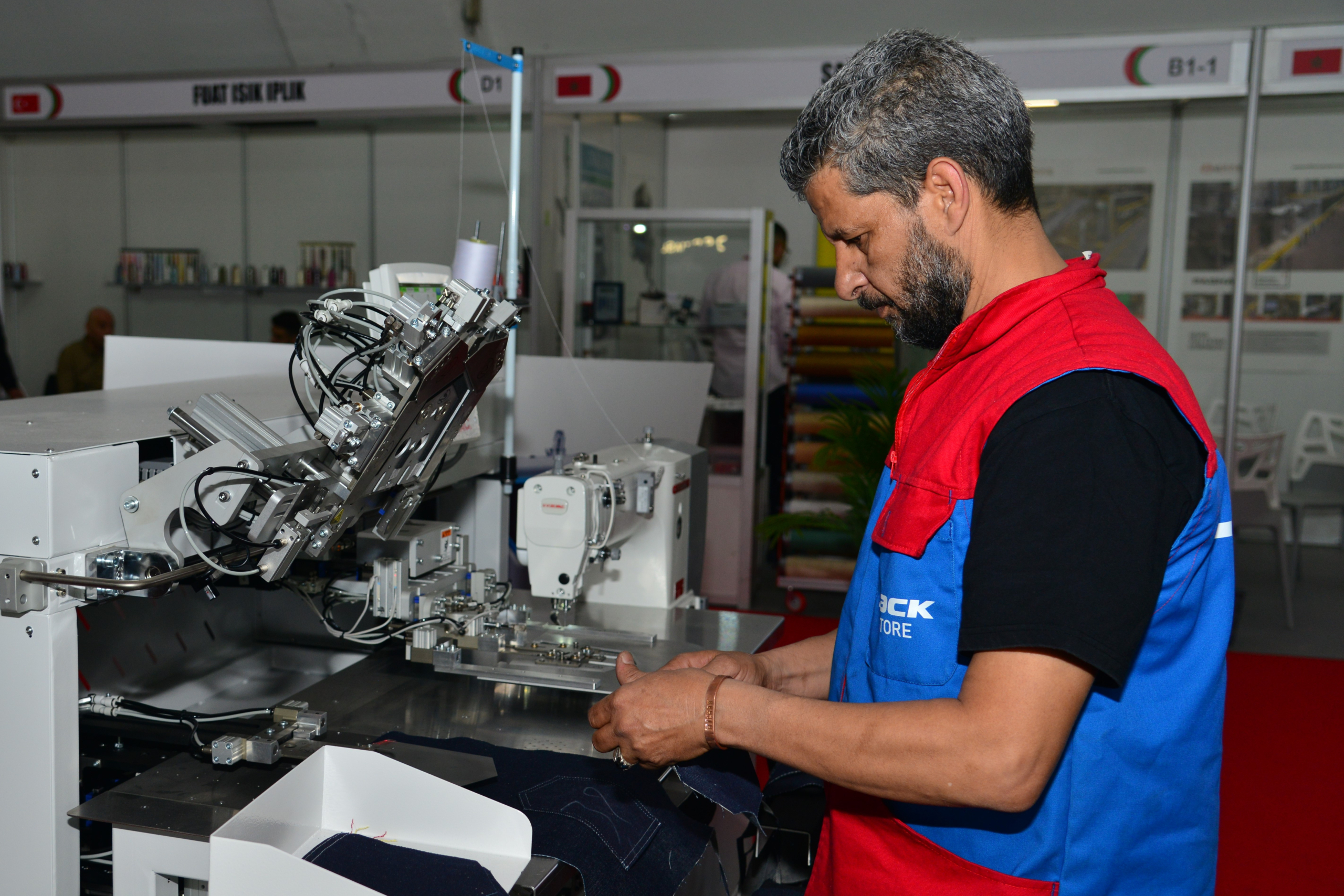 Un machiniste dans l'industrie textile