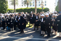 Des avocats participant au sit-in organisé à l’appel de l’ABAM devant le Parlement, le 6 juillet 2026 à Rabat.