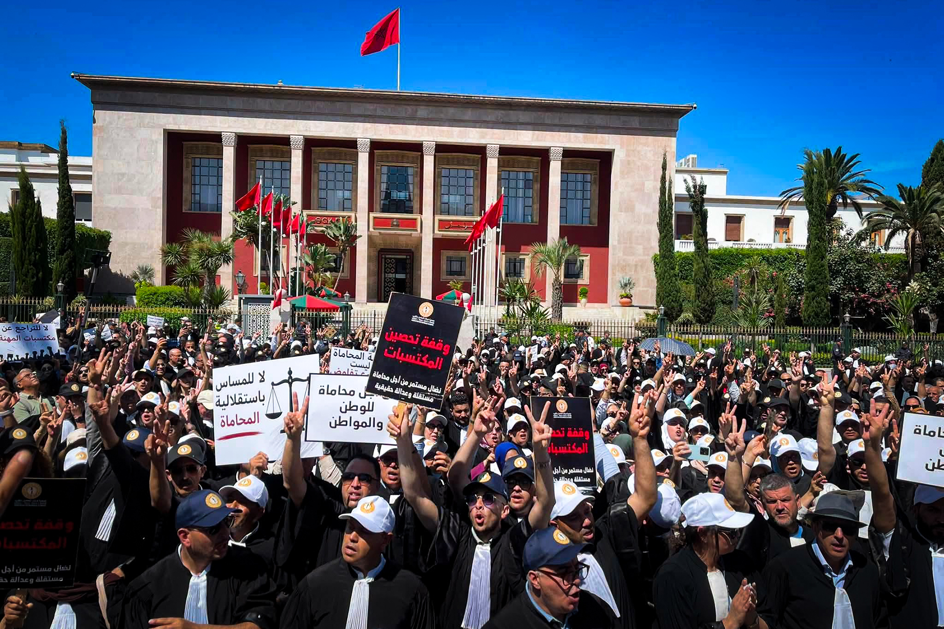 Lors du sit-in tenu par les avocats devant le Parlement, le 6 juillet 2026, en protestation contre le projet de loi organisation la profession.
