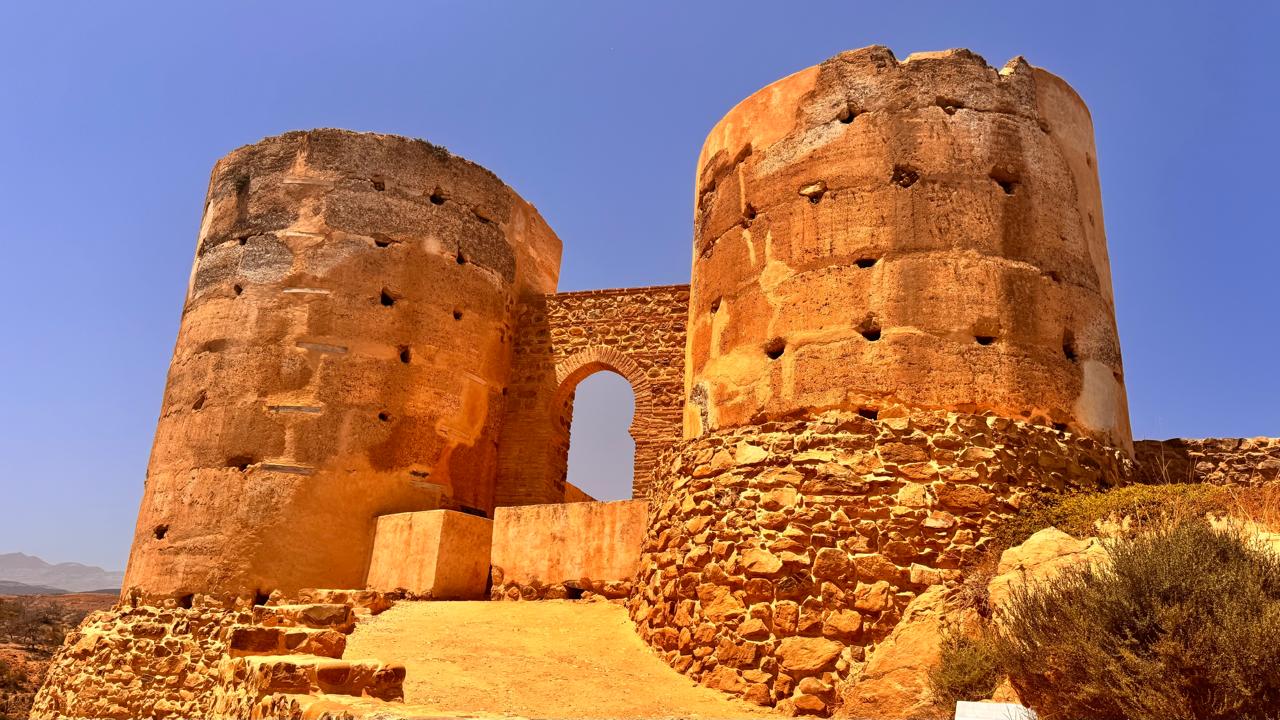 La forteresse de Torres Alcala qui surplombe les plages proches de Cala Iris.