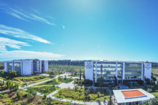 Vue d'ensemble du campus de l’Université internationale de Rabat (UIR).